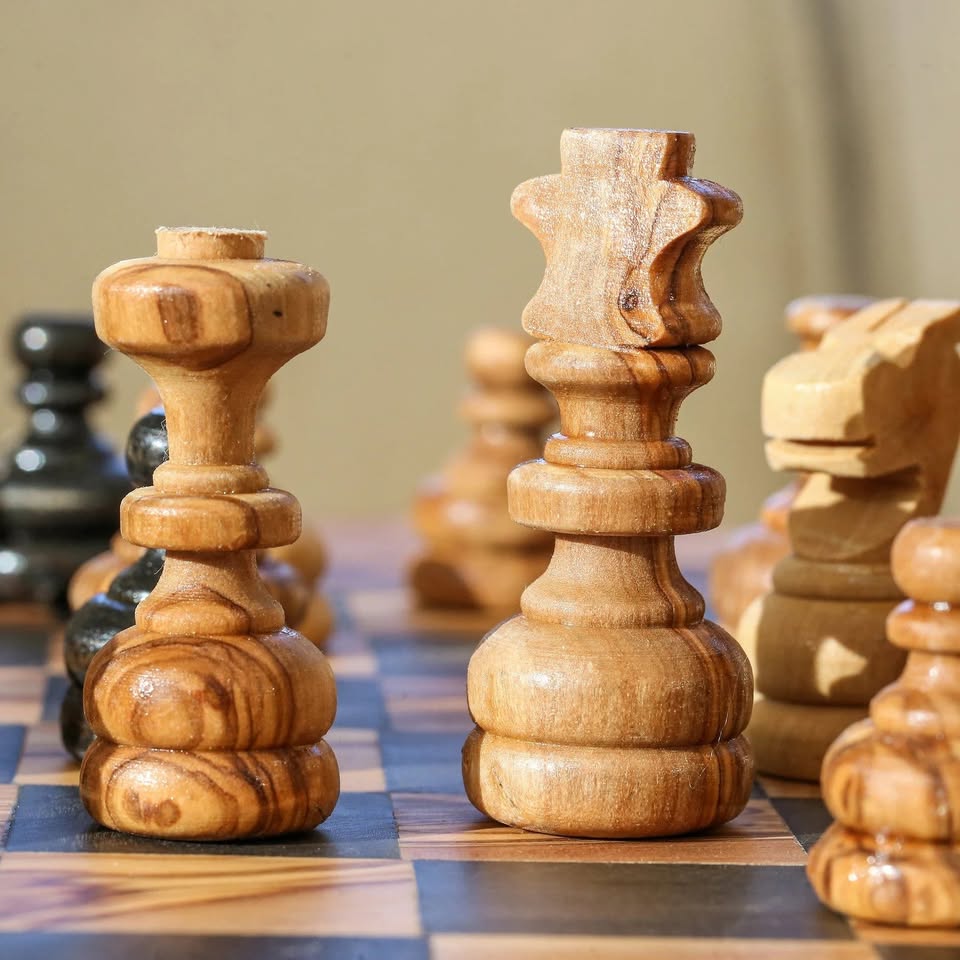 Schachbrett aus Olivenholz – stilvolle Geschenkidee für Schachliebhaber
