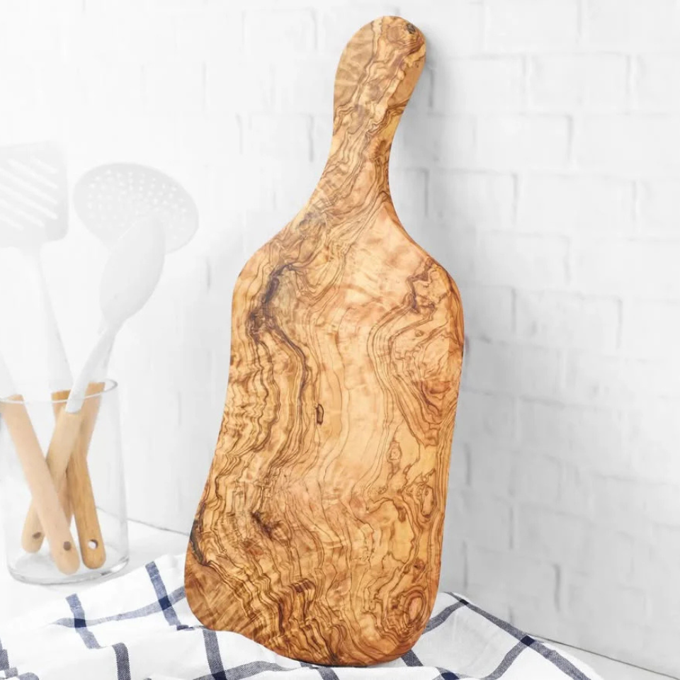 Schneidebrett aus Olivenholz mit Griff – handgefertigt und rustikal

