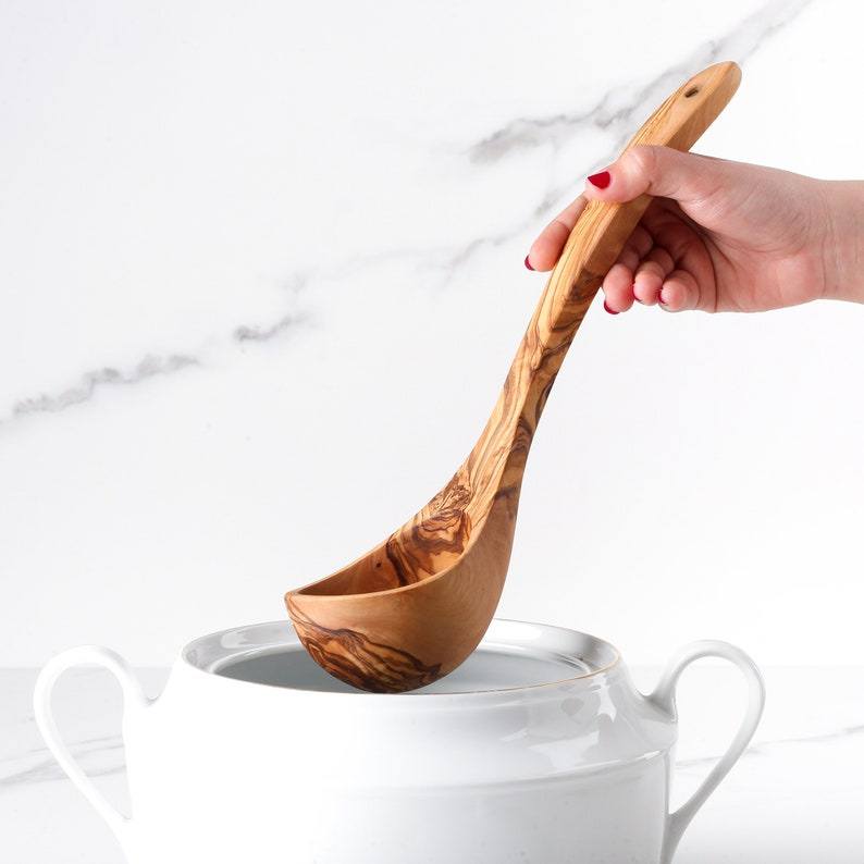 Suppenkelle aus Olivenholz mit natürlicher Maserung, ideal zum Servieren von Suppen