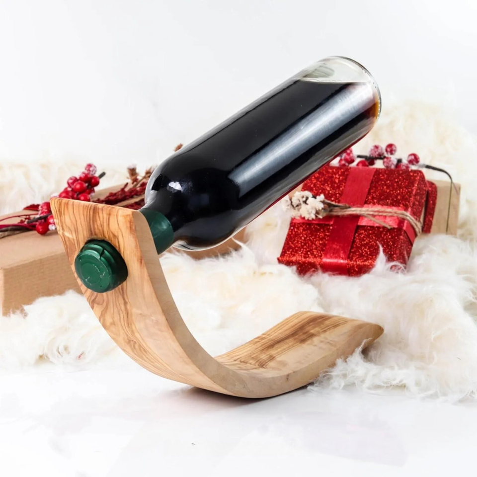 Handgefertigter Weinflaschenhalter aus hochwertigem Olivenholz – dekorativ und nachhaltig

